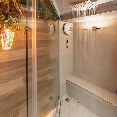 Luxe & Haven - Jacuzzi, Sauna, Steam, Private Parking * Como