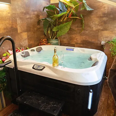 Luxe & Haven - Jacuzzi, Sauna, Steam, Private Parking Apartment Como