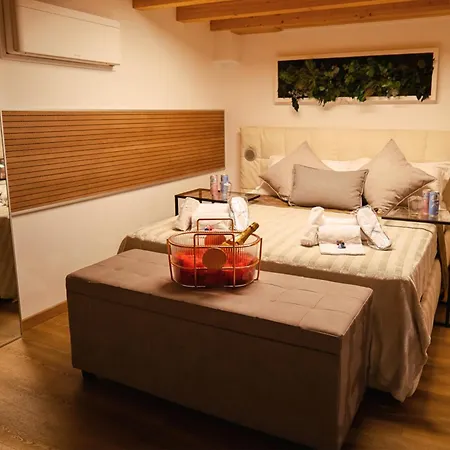 Apartment Haven Loft - Private Spa, Parking & Jacuzzi Como