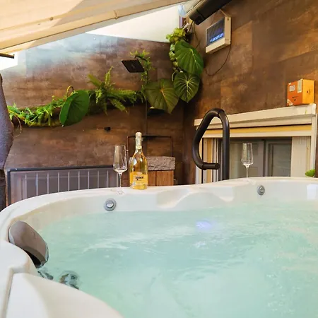 Haven Loft - Private Spa, Parking & Jacuzzi * Como