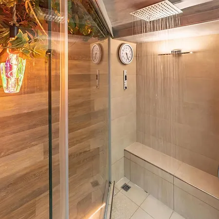 Haven Loft - Private Spa, Parking & Jacuzzi Apartment *