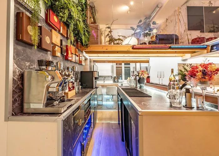 Luxe & Haven - Jacuzzi, Sauna, Steam, Private Parking Apartment