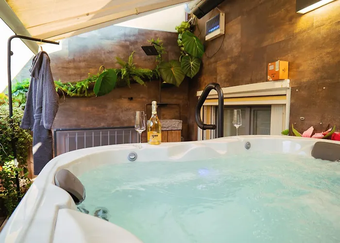 Haven Loft - Private Spa, Parking & Jacuzzi * コモ