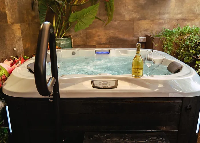 Haven Loft - Private Spa, Parking & Jacuzzi *