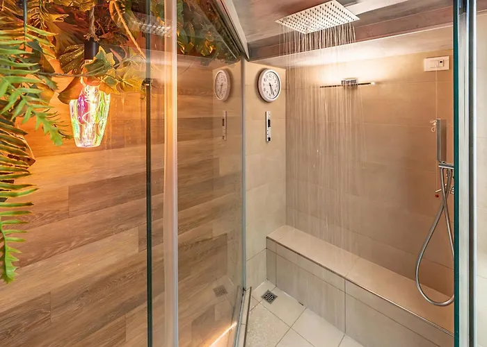 Luxe & Haven - Jacuzzi, Sauna, Steam, Private Parking Apartment *